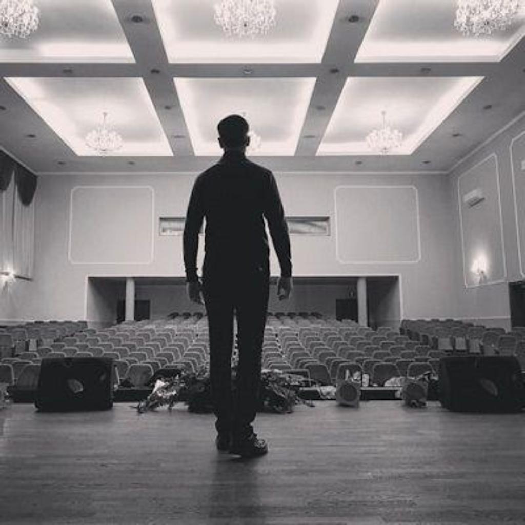 https://unsplash.com/de/fotos/ein-mann-vor-einem-leeren-auditorium-QEry9tdagtg